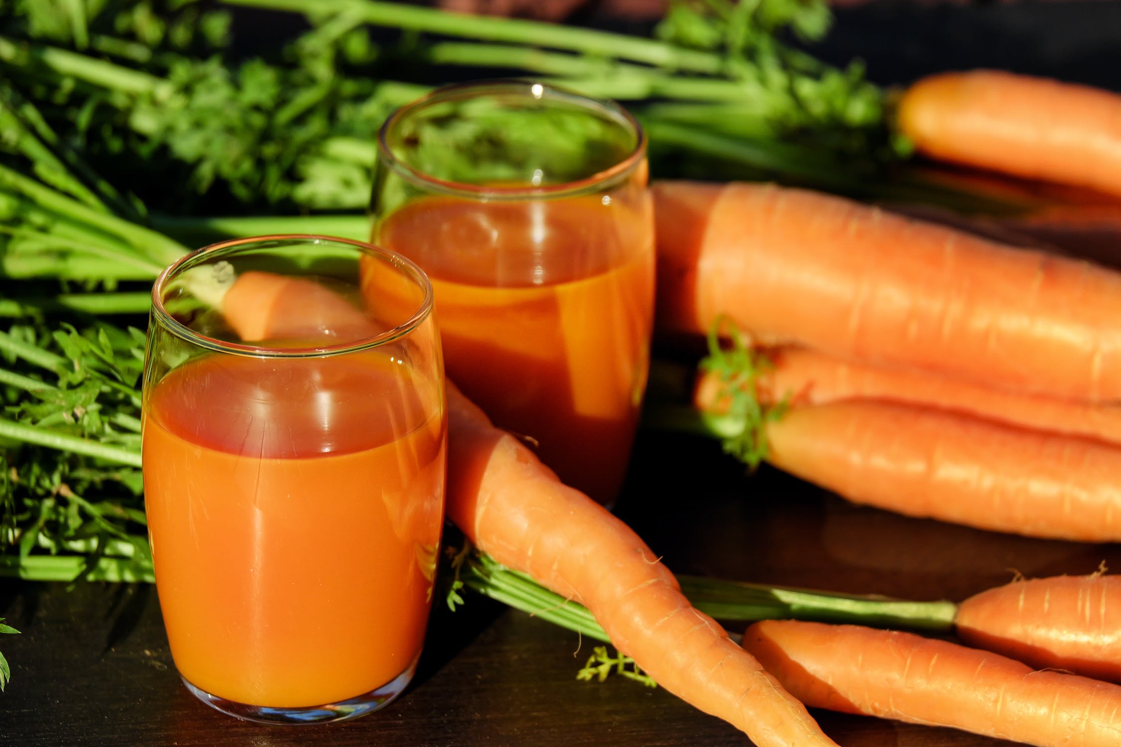 curing cancer with carrots - carrot juice and carrots pic